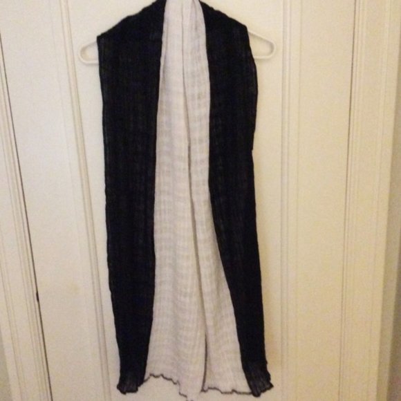 Black & white carefree linen wrap - made in Canada - Picture 4 of 4